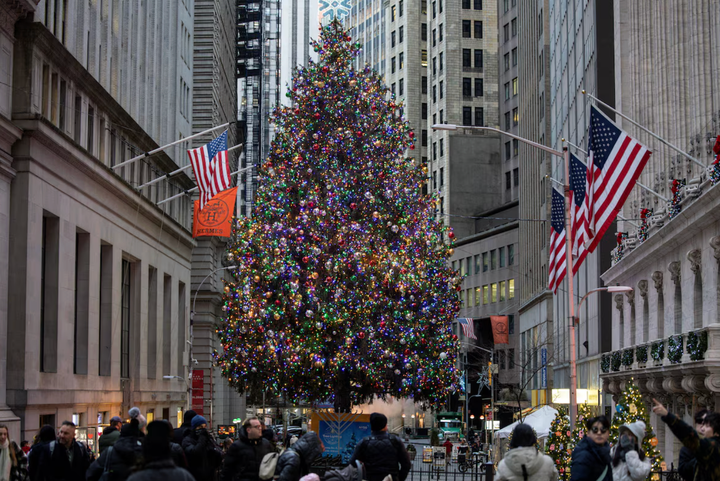 Cả thế giới đ&oacute;n Gi&aacute;ng sinh ấm &aacute;p: Khoảnh khắc đẹp từ Mỹ đến Ukraine - Ảnh 1.