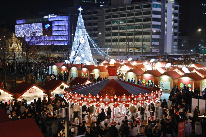 Cả thế giới đ&oacute;n Gi&aacute;ng sinh ấm &aacute;p: Khoảnh khắc đẹp từ Mỹ đến Ukraine - Ảnh 8.