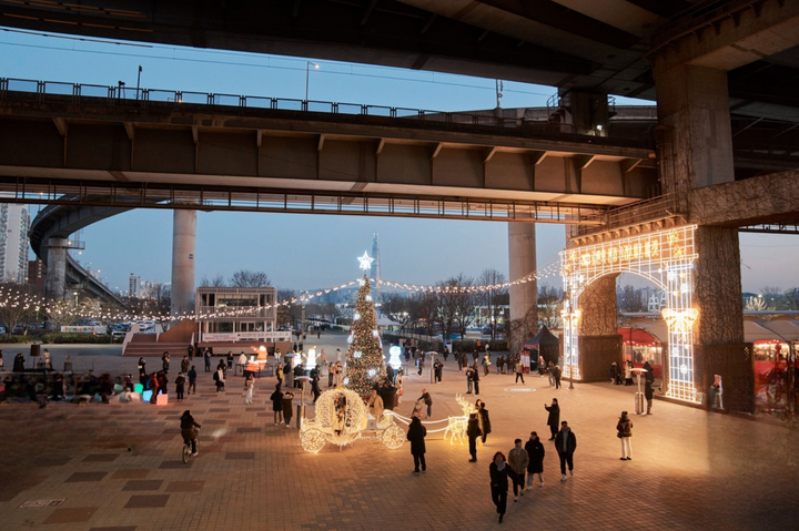 Cả thế giới đ&oacute;n Gi&aacute;ng sinh ấm &aacute;p: Khoảnh khắc đẹp từ Mỹ đến Ukraine - Ảnh 7.