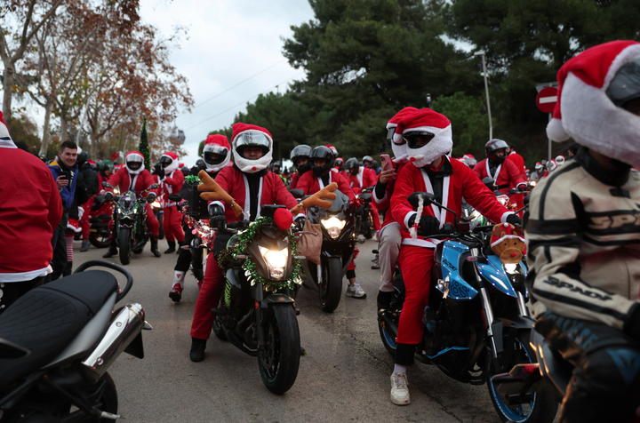 Cả thế giới đ&oacute;n Gi&aacute;ng sinh ấm &aacute;p: Khoảnh khắc đẹp từ Mỹ đến Ukraine - Ảnh 6.