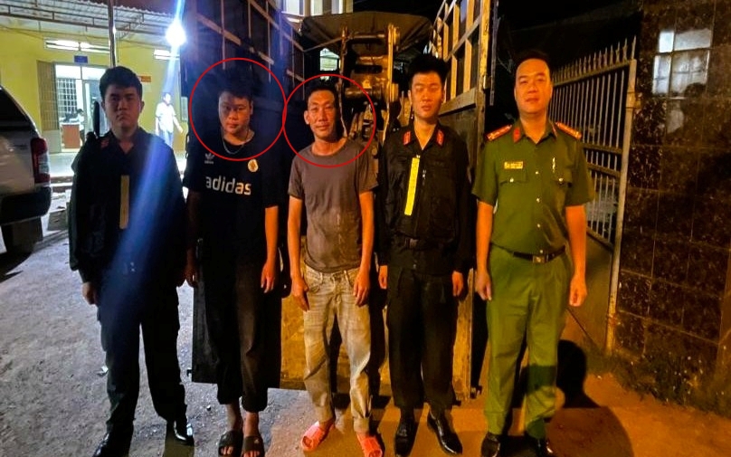 Vụ ph&aacute;t hiện vali chứa hơn 2,7 kg ma t&uacute;y ph&iacute;a sau nh&agrave; nguy&ecirc;n b&iacute; thư x&atilde;: Khởi tố 3 người - Ảnh 2.