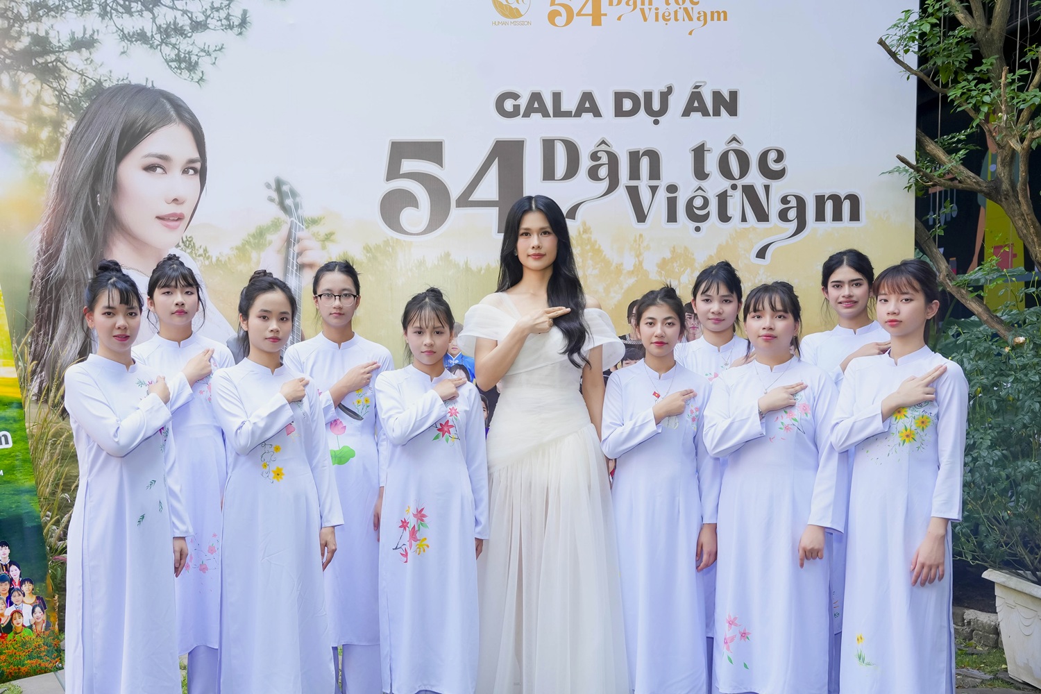 Bức tranh hoa sen của ca sĩ Ph&uacute;c Anh được x&aacute;c lập kỷ lục Việt Nam- Ảnh 1.