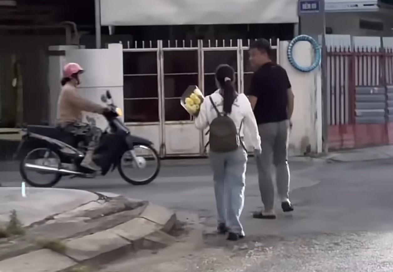 Con nu&ocirc;i NSƯT Vũ Linh đến tận nh&agrave; cố nghệ sĩ Thương T&iacute;n, YouTuber kh&ocirc;ng được v&agrave;o quay chụp- Ảnh 1.