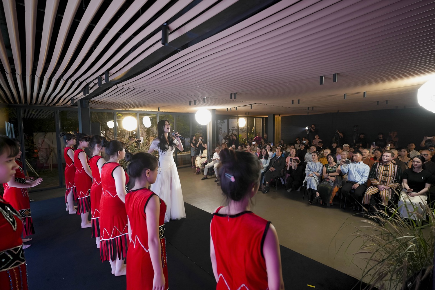 Bức tranh hoa sen của ca sĩ Ph&uacute;c Anh được x&aacute;c lập kỷ lục Việt Nam- Ảnh 3.