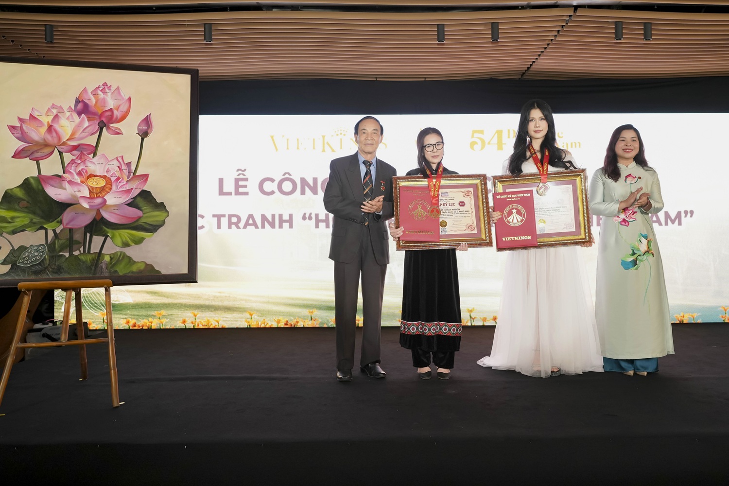 Bức tranh hoa sen của ca sĩ Ph&uacute;c Anh được x&aacute;c lập kỷ lục Việt Nam- Ảnh 2.