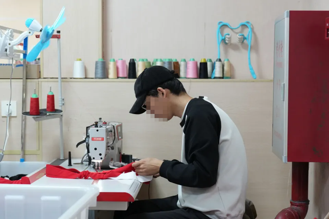 Nam c&ocirc;ng nh&acirc;n 45 tuổi suy thận: S&aacute;ng đạp m&aacute;y may, đ&ecirc;m nằm lọc m&aacute;u, đồng nghiệp cũng l&agrave; đồng bệnh...- Ảnh 2.