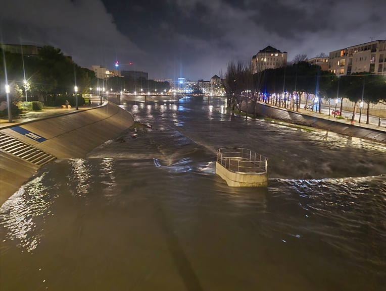 Ph&aacute;p b&aacute;o động đỏ do lũ lụt nghi&ecirc;m trọng nhất 3 thập kỷ ở miền Nam - Ảnh 2.