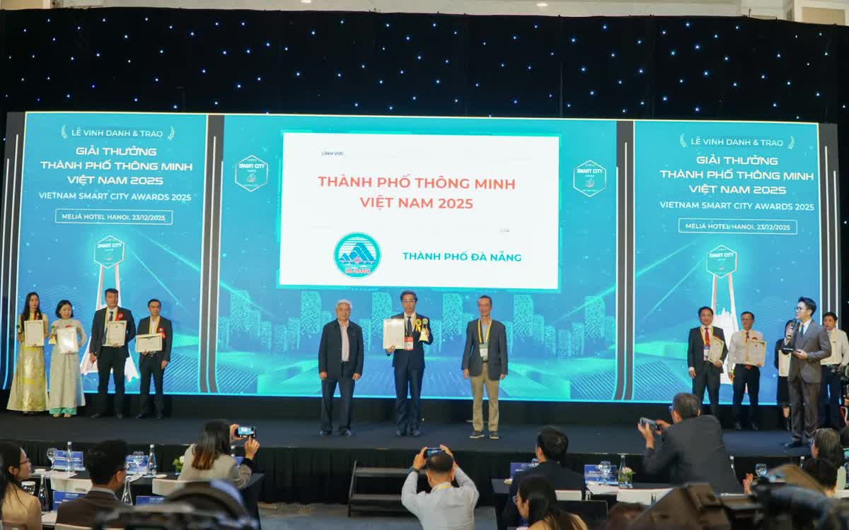 Đ&agrave; Nẵng nhận giải "Th&agrave;nh phố th&ocirc;ng minh Việt Nam năm 2025" v&agrave; "Đ&ocirc; thị đ&aacute;ng sống" - Ảnh 1.