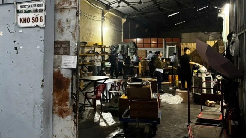 Ph&aacute;t hiện kho phụ t&ugrave;ng xe điện kh&ocirc;ng r&otilde; nguồn gốc tại TP . HCM , nguy cơ ch&aacute;y nổ - Ảnh 1.