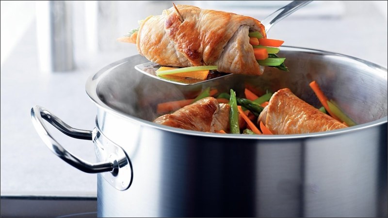 Nguy Cơ Ung Thư Từ Thói Quen Bà Nội Trợ Nào Cũng Từng Mắc Phải: Bát Canh Qua Đêm Trở Thành “Bẫy Sức Khỏe” Sai Lam Can Tranh Khi Su Dung Noi Inox De Dam Bao An Toan Cho Tipsnote 800X450 10 1766587190240 1766587190472628469520