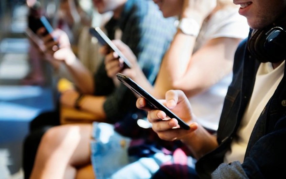 Vạch trần &ldquo;c&ocirc;ng xưởng ngầm&rdquo; sản xuất điện thoại Samsung cao cấp giả: Chủ mưu chỉ học hết lớp 8- Ảnh 1.