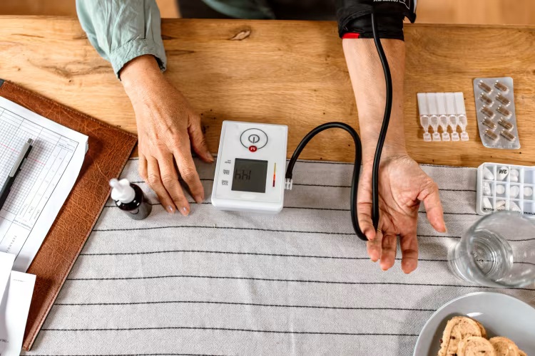 Kh&ocirc;ng phải rượu bia hay muối, loại đồ uống phổ biến n&agrave;y c&oacute; thể khiến huyết &aacute;p tăng vọt chỉ sau 1 giờ - Ảnh 3.