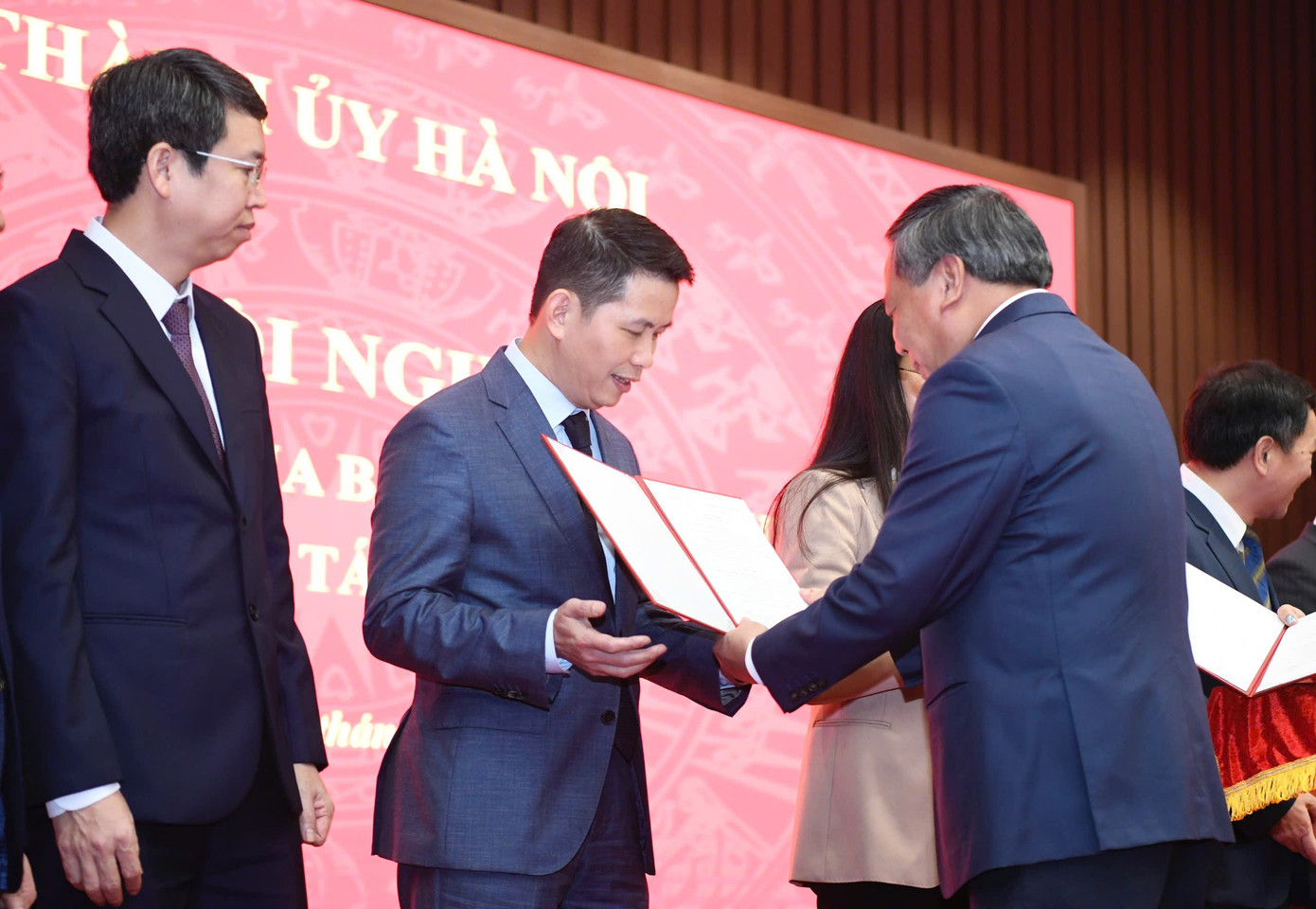 H&agrave; Nội c&ocirc;ng bố 9 quyết định quan trọng về c&ocirc;ng t&aacute;c c&aacute;n bộ - Ảnh 1.