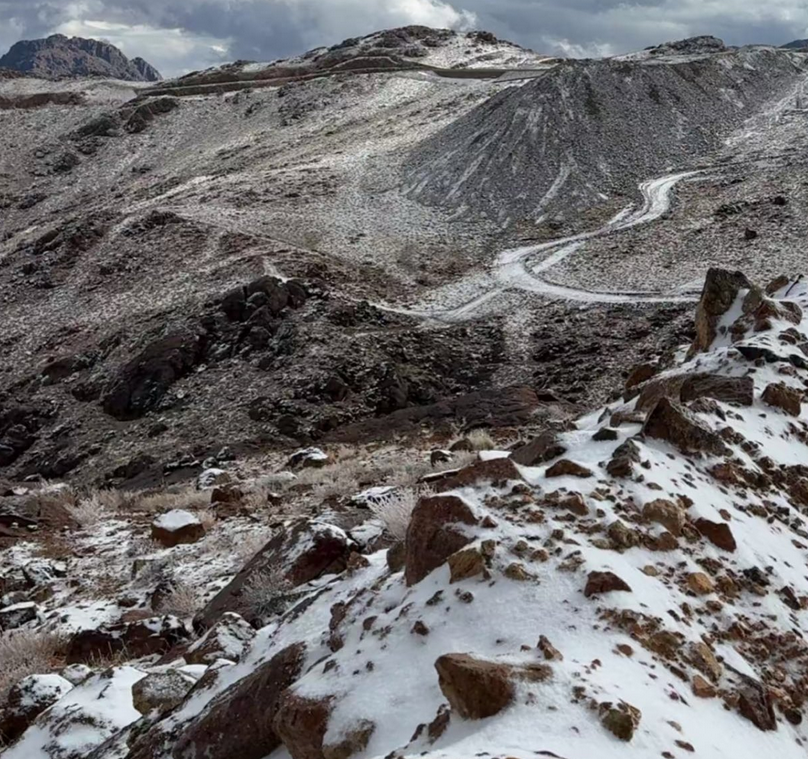 Tuyết phủ trắng sa mạc, tạo n&ecirc;n &ldquo;thi&ecirc;n đường m&ugrave;a đ&ocirc;ng&rdquo; hiếm c&oacute; ở Saudi Arabia - Ảnh 2.