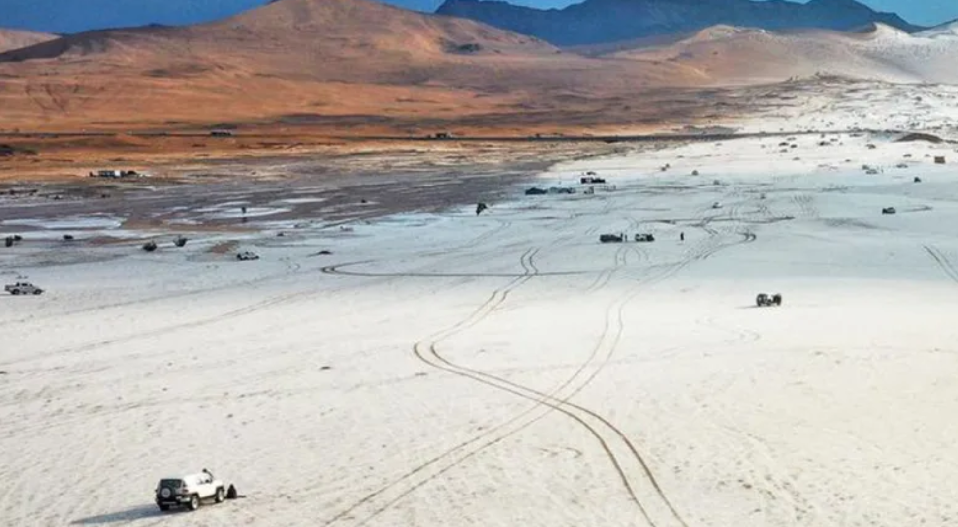 Tuyết phủ trắng sa mạc, tạo n&ecirc;n &ldquo;thi&ecirc;n đường m&ugrave;a đ&ocirc;ng&rdquo; hiếm c&oacute; ở Saudi Arabia - Ảnh 1.