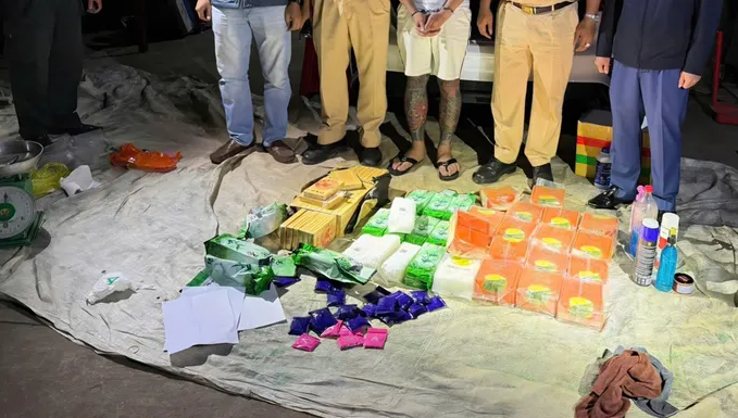 200 cảnh sát đồng loạt khám xét khẩn cấp, bắt 19 người, dùng máy xúc đột kích nhà 'ông trùm' Vũ Đình Trọng - Ảnh 2.