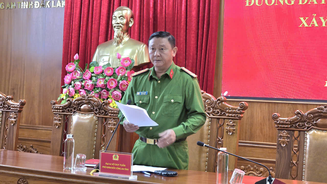 Họp b&aacute;o c&ocirc;ng bố triệt ph&aacute; đường d&acirc;y bu&ocirc;n b&aacute;n ma t&uacute;y khủng, thu giữ 2 khẩu s&uacute;ng - Ảnh 2.