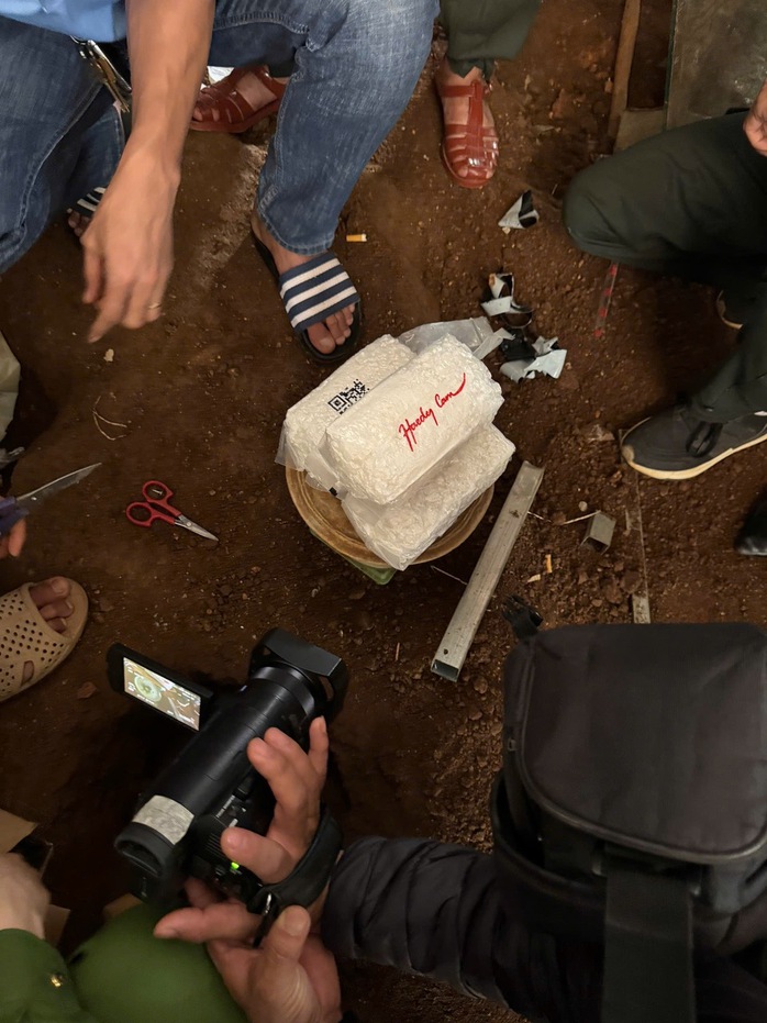 200 cảnh sát đồng loạt khám xét khẩn cấp, bắt 19 người, dùng máy xúc đột kích nhà 'ông trùm' Vũ Đình Trọng - Ảnh 3.