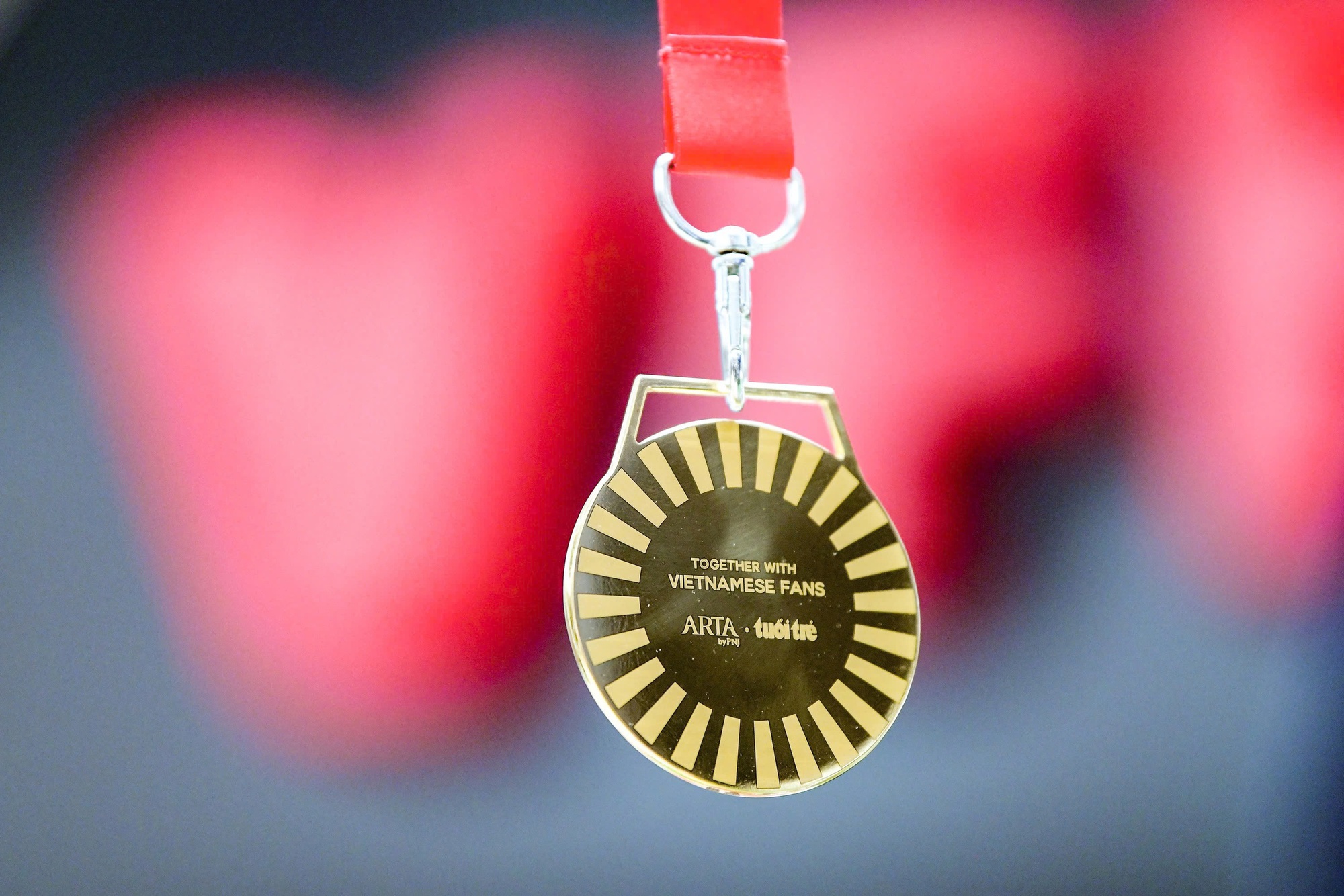 Huy chương V&agrave;ng độc bản nặng 33 chỉ của HLV Kim Sang Sik- Ảnh 2.