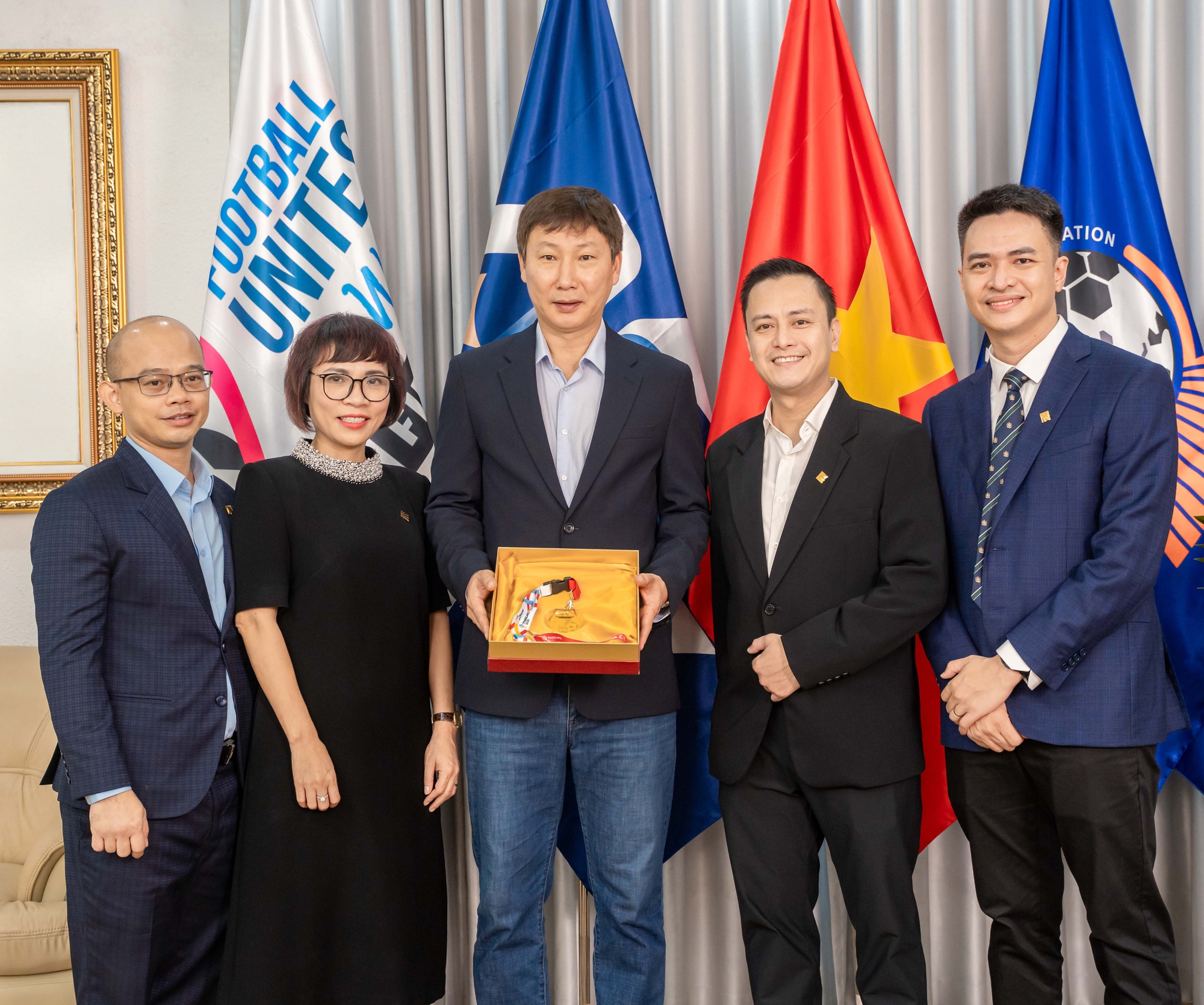 Huy chương V&agrave;ng độc bản nặng 33 chỉ của HLV Kim Sang Sik- Ảnh 1.