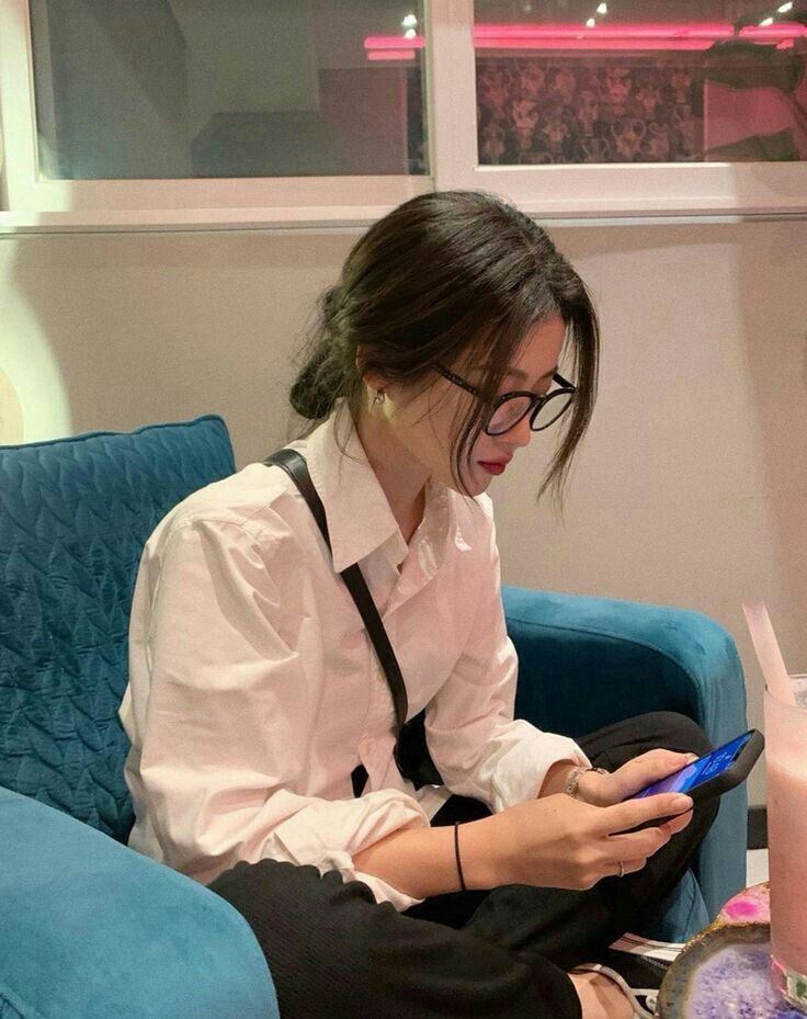 Thường cầm điện thoại theo 3 c&aacute;ch n&agrave;y l&agrave; biểu hiện của EQ thấp, tuyệt đối tr&aacute;nh khi đi Tất ni&ecirc;n c&ocirc;ng ty- Ảnh 3.