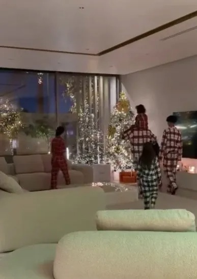 Ch&ugrave;m ảnh c&aacute;c ng&ocirc;i sao b&oacute;ng đ&aacute; đ&oacute;n Gi&aacute;ng sinh 2025 - Ảnh 1.