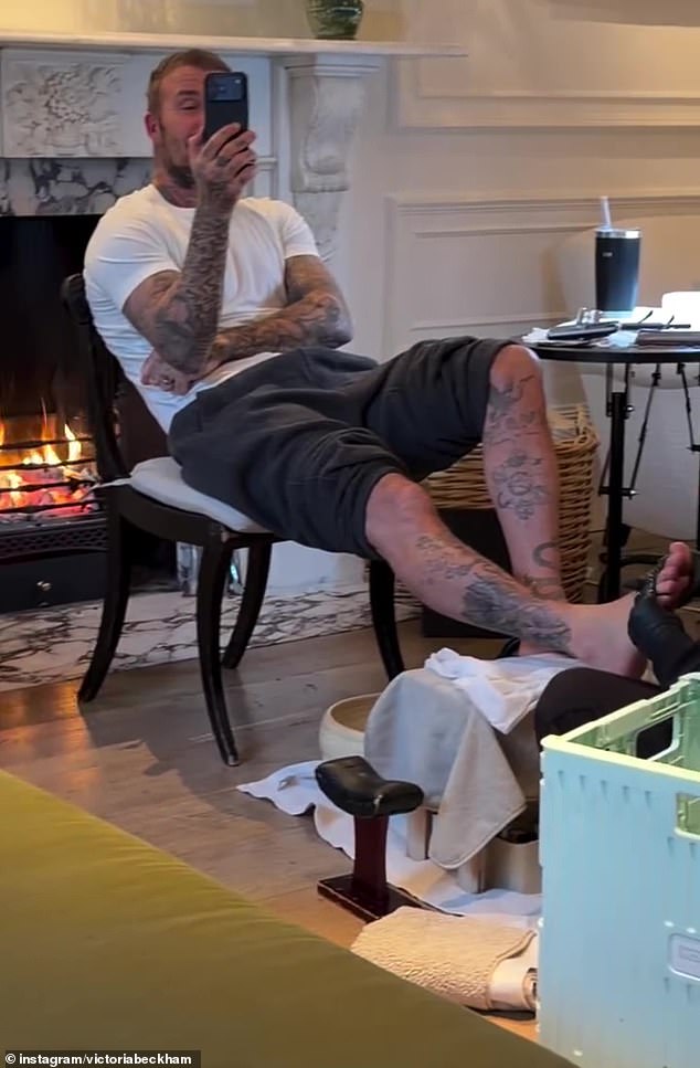 Gi&aacute;ng sinh vẫn kh&ocirc;ng ngừng drama: Cậu cả nh&agrave; Beckham ngầm ch&acirc;m biếm khi bị em trai vạch trần chuyện chặn cả nh&agrave; tr&ecirc;n MXH- Ảnh 10.