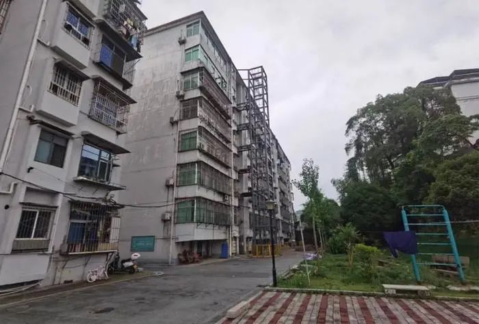 T&ocirc;i chạy theo tr&agrave;o lưu mua &ldquo;nh&agrave; cũ &ndash; nhỏ&rdquo; v&agrave; hối hận tột độ: Chỉ sau 1 năm sống ở đ&oacute;, t&ocirc;i dọn đi trong nước mắt- Ảnh 1.