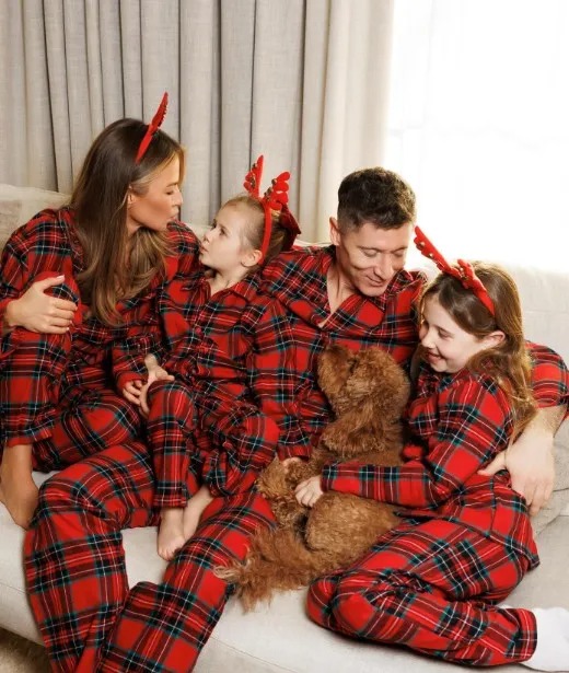 Ch&ugrave;m ảnh c&aacute;c ng&ocirc;i sao b&oacute;ng đ&aacute; đ&oacute;n Gi&aacute;ng sinh 2025 - Ảnh 3.