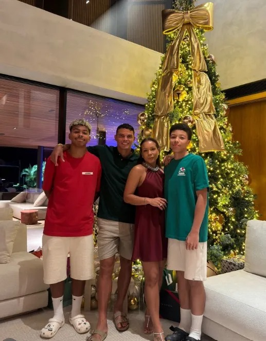 Ch&ugrave;m ảnh c&aacute;c ng&ocirc;i sao b&oacute;ng đ&aacute; đ&oacute;n Gi&aacute;ng sinh 2025 - Ảnh 4.