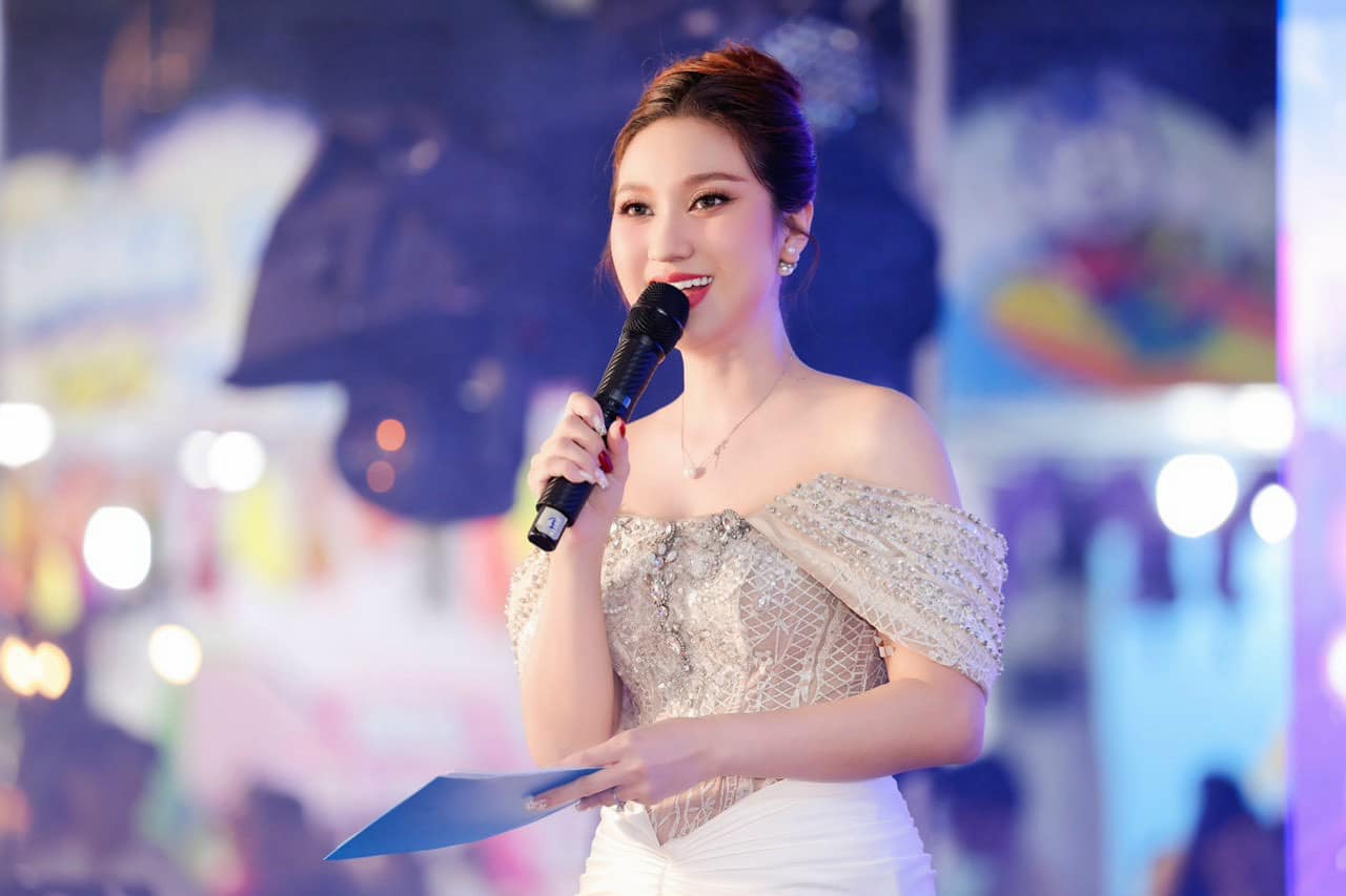 Nữ ca sĩ hủy h&ocirc;n trước ng&agrave;y cưới 1 tuần, nhiều đại gia ngh&igrave;n tỷ v&acirc;y quanh: 34 tuổi mẹ vẫn chăm như em b&eacute; - Ảnh 3.