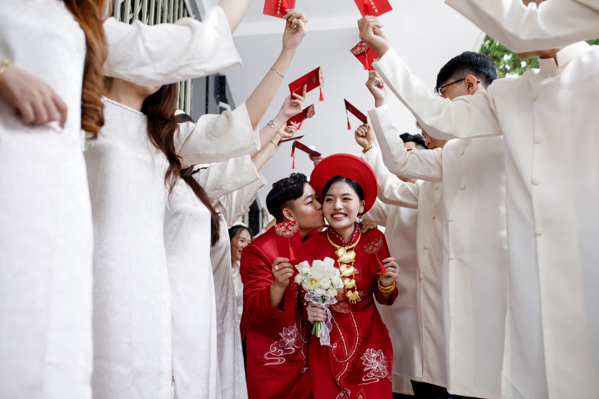 Nghiền ăn phở, ch&agrave;ng trai &ldquo;cưa&rdquo; lu&ocirc;n con g&aacute;i chủ qu&aacute;n, ng&agrave;y cưới nhận 4 sổ đỏ, 1 tỷ tiền mặt, 2 c&acirc;y v&agrave;ng - Ảnh 2.