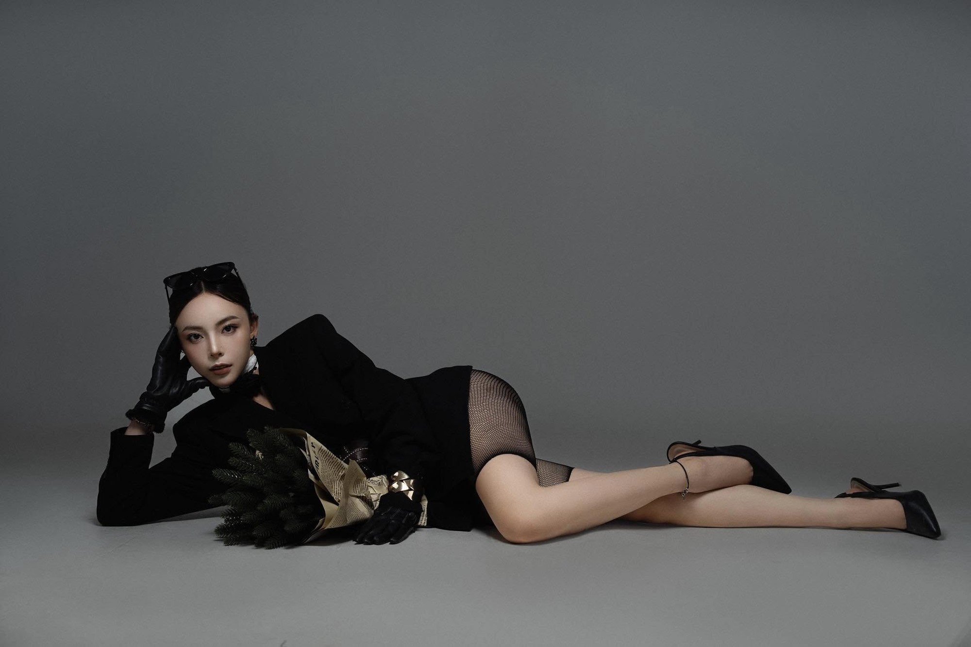 Ph&iacute; Thanh Thảo v&agrave;o s&acirc;n kho&aacute;c bộ đồ 13kg gi&aacute; trăm triệu, đời thường gh&eacute;p đ&ocirc;i với L&yacute; Đức U22 Việt Nam cực h&uacute;t fan- Ảnh 4.