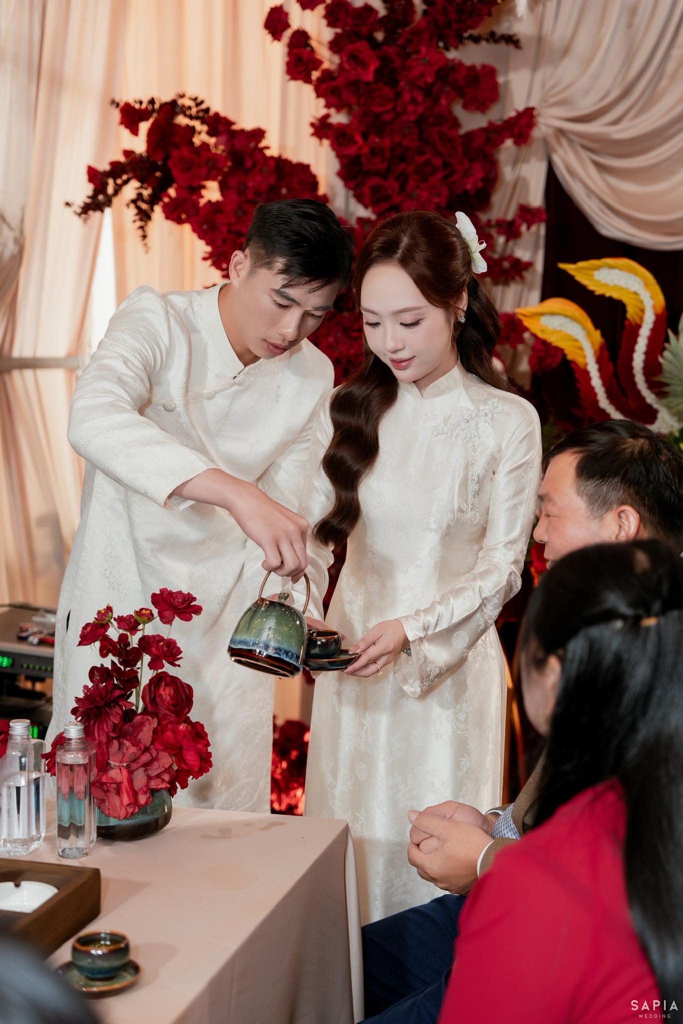 Thủ m&ocirc;n U23 Việt Nam l&agrave;m lễ ăn hỏi thạc sĩ hơn 3 tuổi, visual c&ocirc; d&acirc;u s&aacute;ng bừng, chuẩn "trai t&agrave;i g&aacute;i giỏi" - Ảnh 4.