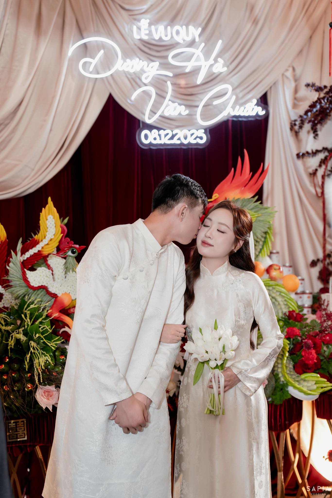 Thủ m&ocirc;n U23 Việt Nam l&agrave;m lễ ăn hỏi thạc sĩ hơn 3 tuổi, visual c&ocirc; d&acirc;u s&aacute;ng bừng, chuẩn "trai t&agrave;i g&aacute;i giỏi" - Ảnh 5.