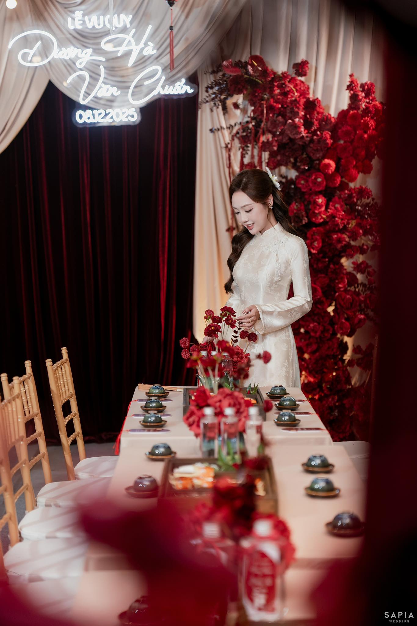 Thủ m&ocirc;n U23 Việt Nam l&agrave;m lễ ăn hỏi thạc sĩ hơn 3 tuổi, visual c&ocirc; d&acirc;u s&aacute;ng bừng, chuẩn "trai t&agrave;i g&aacute;i giỏi" - Ảnh 9.