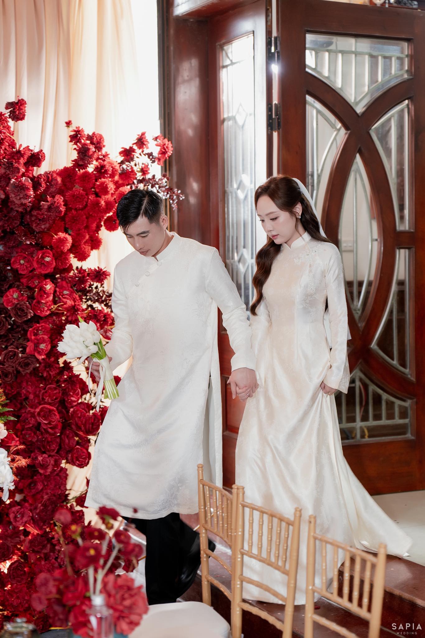 Thủ m&ocirc;n U23 Việt Nam l&agrave;m lễ ăn hỏi thạc sĩ hơn 3 tuổi, visual c&ocirc; d&acirc;u s&aacute;ng bừng, chuẩn "trai t&agrave;i g&aacute;i giỏi" - Ảnh 2.