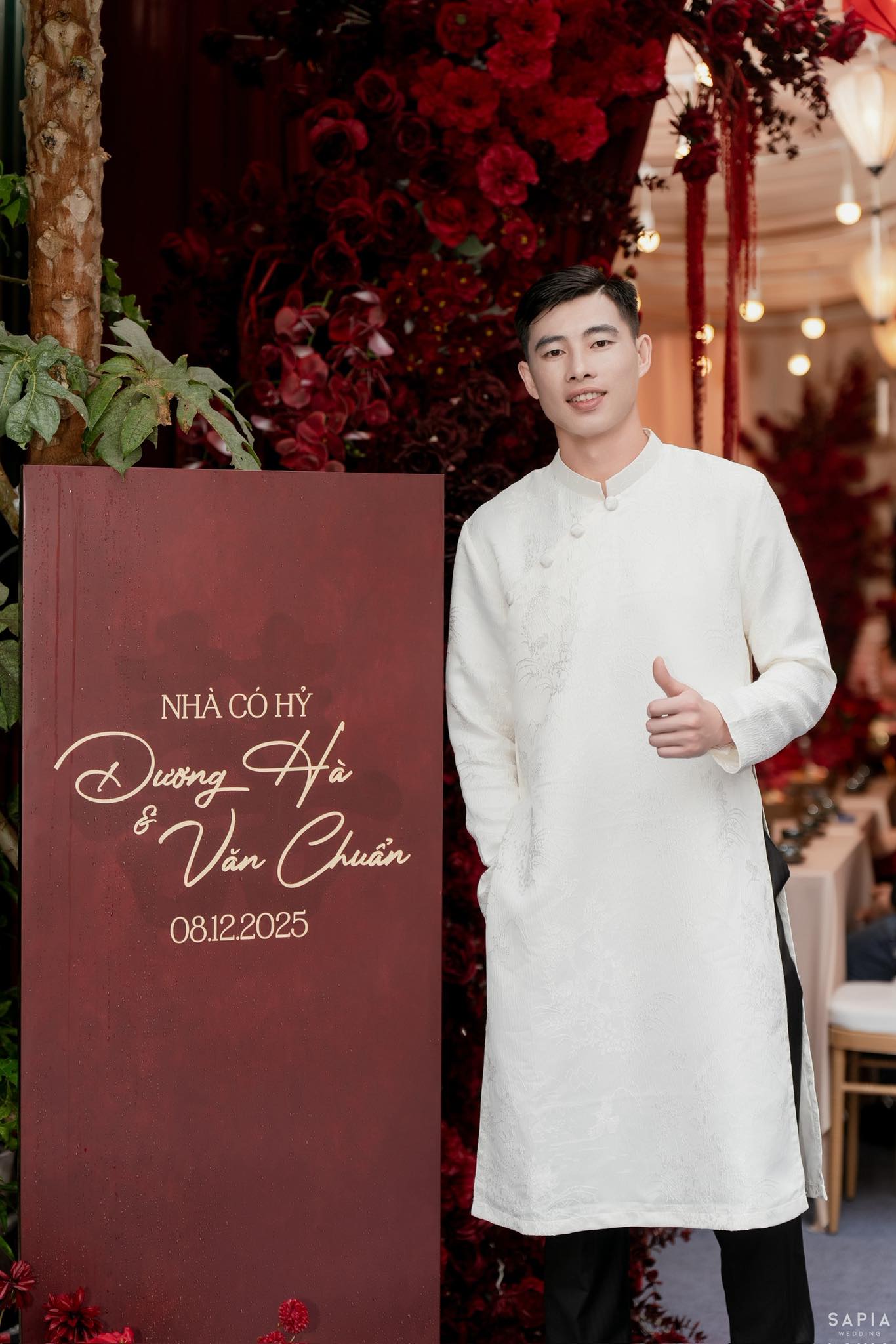 Thủ m&ocirc;n U23 Việt Nam l&agrave;m lễ ăn hỏi thạc sĩ hơn 3 tuổi, visual c&ocirc; d&acirc;u s&aacute;ng bừng, chuẩn "trai t&agrave;i g&aacute;i giỏi" - Ảnh 6.