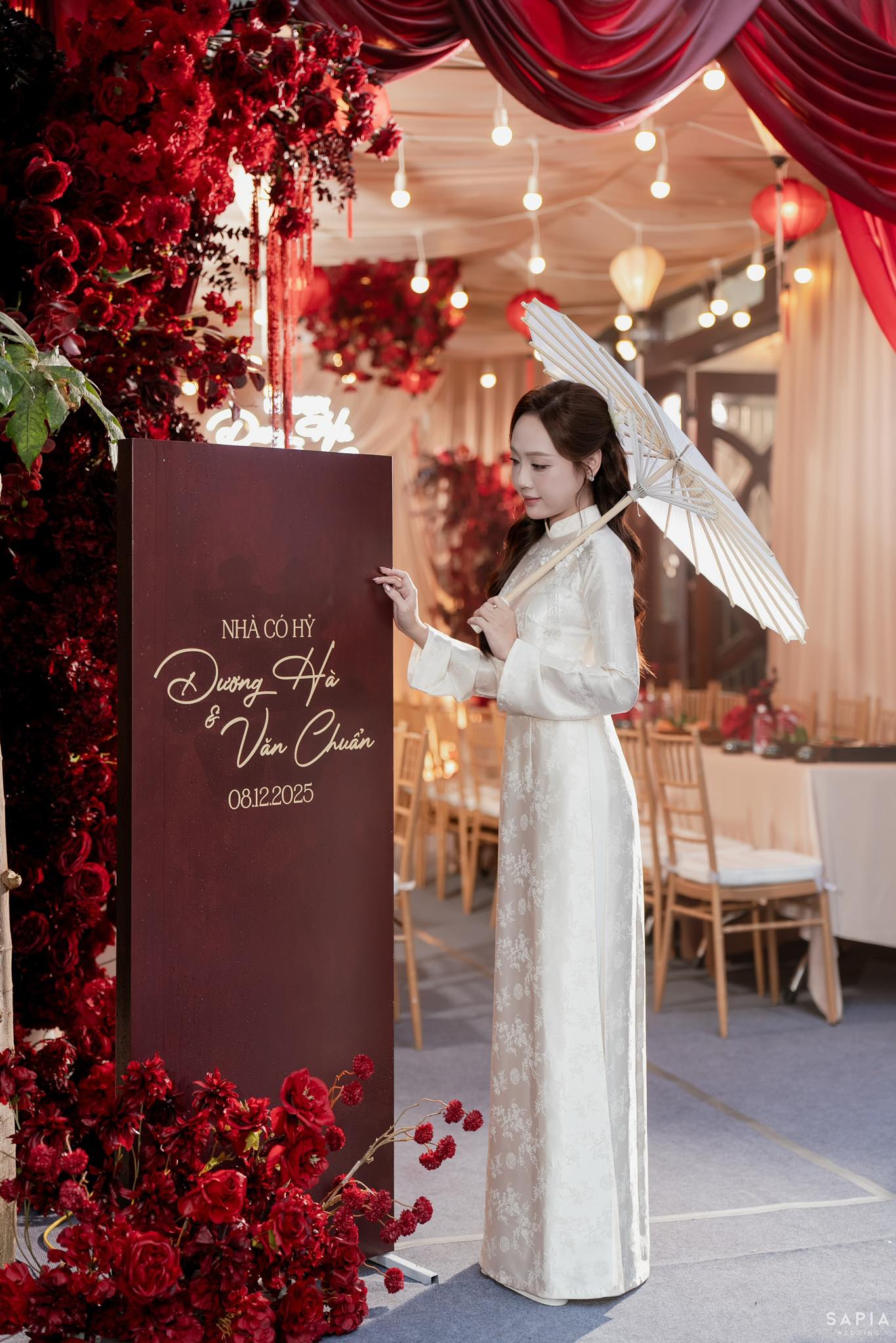 Thủ m&ocirc;n U23 Việt Nam l&agrave;m lễ ăn hỏi thạc sĩ hơn 3 tuổi, visual c&ocirc; d&acirc;u s&aacute;ng bừng, chuẩn "trai t&agrave;i g&aacute;i giỏi" - Ảnh 8.