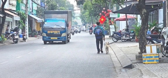 Ph&iacute;a sau bức ảnh người đ&agrave;n &ocirc;ng lang thang c&ugrave;ng ch&uacute; ch&oacute; ở TP.HCM, xin việc hơn 30 c&ocirc;ng tr&igrave;nh đều bị từ chối- Ảnh 3.