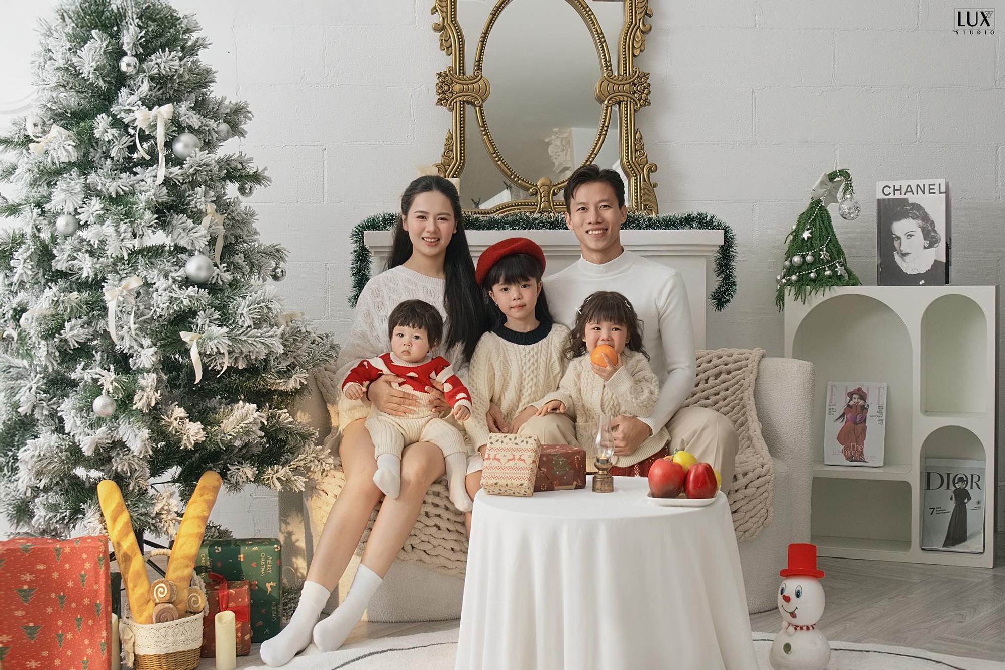 Bộ ảnh gi&aacute;ng sinh đẹp lung linh nh&agrave; Quế Ngọc Hải, ngắm biệt thự lộng lẫy nh&agrave; Th&agrave;nh Chung mới cho&aacute;ng- Ảnh 1.