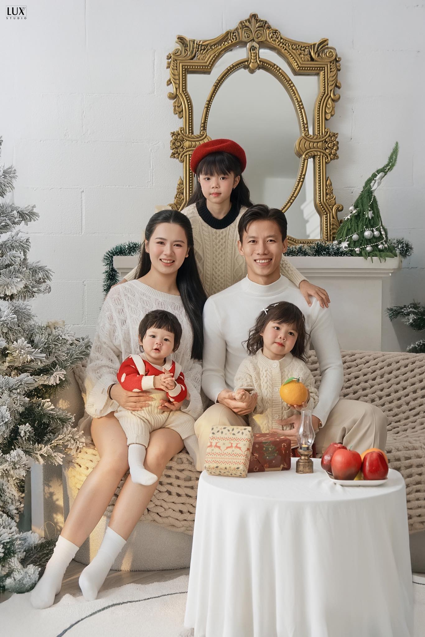 Bộ ảnh gi&aacute;ng sinh đẹp lung linh nh&agrave; Quế Ngọc Hải, ngắm biệt thự lộng lẫy nh&agrave; Th&agrave;nh Chung mới cho&aacute;ng- Ảnh 2.