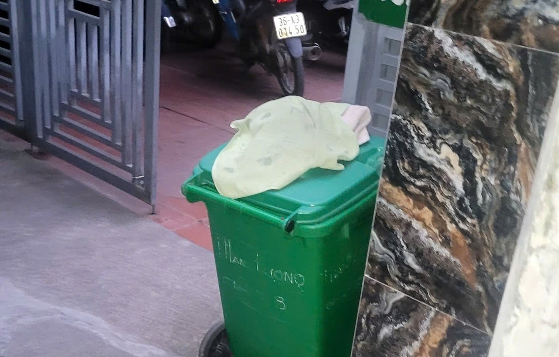 X&aacute;c minh vụ b&eacute; sơ sinh tử vong trong th&ugrave;ng r&aacute;c ở Bắc Ninh - Ảnh 1.