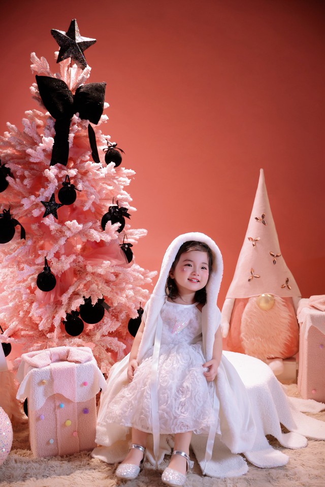 Lisa nh&agrave; Kh&aacute;nh Thi - Phan Hiển g&acirc;y sốt Gi&aacute;ng sinh v&igrave; giao diện thi&ecirc;n thần, visual n&eacute;t căng, xinh y&ecirc;u qu&aacute; đỗi!- Ảnh 3.