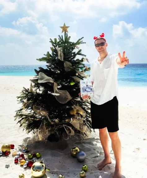 Ch&ugrave;m ảnh c&aacute;c ng&ocirc;i sao b&oacute;ng đ&aacute; đ&oacute;n Gi&aacute;ng sinh 2025 - Ảnh 7.