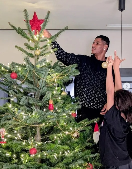 Ch&ugrave;m ảnh c&aacute;c ng&ocirc;i sao b&oacute;ng đ&aacute; đ&oacute;n Gi&aacute;ng sinh 2025 - Ảnh 8.