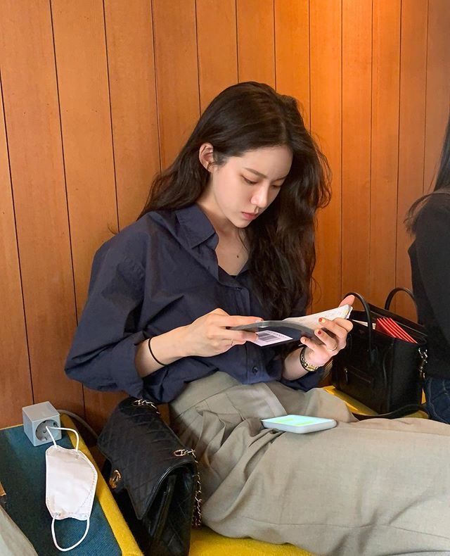 Thường cầm điện thoại theo 3 c&aacute;ch n&agrave;y l&agrave; biểu hiện của EQ thấp, tuyệt đối tr&aacute;nh khi đi Tất ni&ecirc;n c&ocirc;ng ty- Ảnh 1.