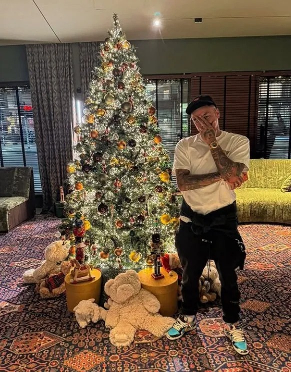 Ch&ugrave;m ảnh c&aacute;c ng&ocirc;i sao b&oacute;ng đ&aacute; đ&oacute;n Gi&aacute;ng sinh 2025 - Ảnh 9.