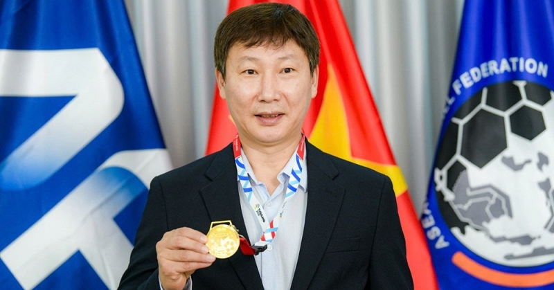 B&aacute;o H&agrave;n sửng sốt trước tấm huy chương v&agrave;ng 33 chỉ của HLV Kim Sang-sik: Tr&ecirc;n nửa tỷ đồng