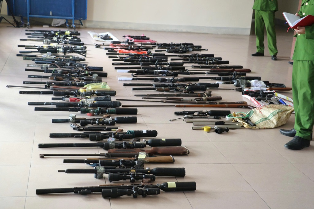 Triệt ph&aacute; ổ nh&oacute;m mua b&aacute;n vũ kh&iacute; qu&acirc;n dụng , bắt 42 đối tượng tại Nghệ An - Ảnh 7.